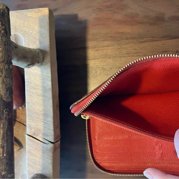 Louis Vuitton zip around Embossed Wallet in good used condition! - Picture 15 of 16